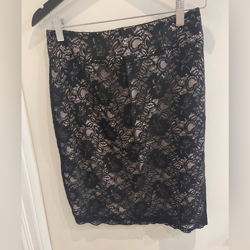Banana Republic Lace Elegance: Chic Black Skirt for Timeless Style size 2